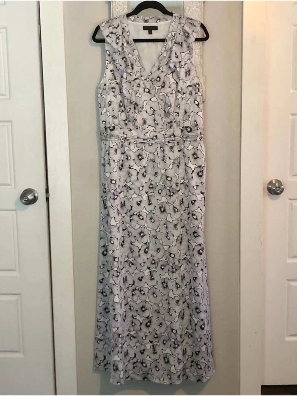 Banana Republic Sleeveless V-Neck Floral Maxi Dress - White and Gray